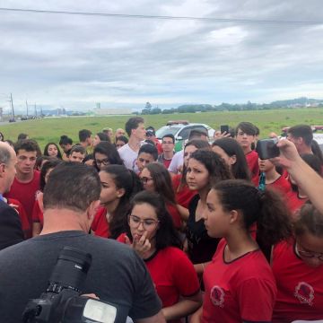 Governador anuncia obra de R$ 15 milhões sob manifestação de estudantes do Maria Garcia Pessi