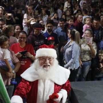 Papai Noel e banda encantam o público na abertura do Natal Iluminado em Forquilhinha