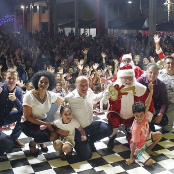 Papai Noel e banda encantam o público na abertura do Natal Iluminado em Forquilhinha