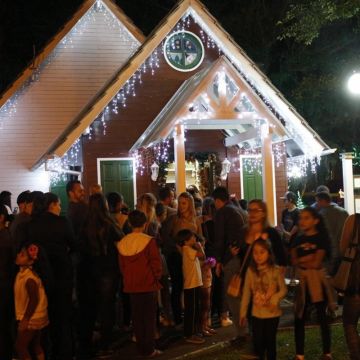 Papai Noel e banda encantam o público na abertura do Natal Iluminado em Forquilhinha