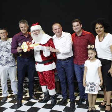 Papai Noel e banda encantam o público na abertura do Natal Iluminado em Forquilhinha