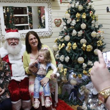 Papai Noel e banda encantam o público na abertura do Natal Iluminado em Forquilhinha