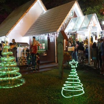 Papai Noel e banda encantam o público na abertura do Natal Iluminado em Forquilhinha