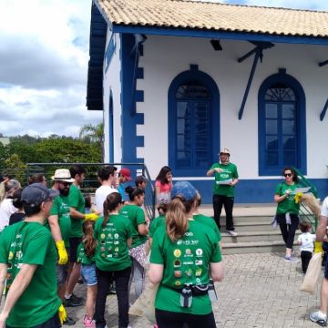 Primeira caminhada ecológica recolhe meia tonelada de resíduos 