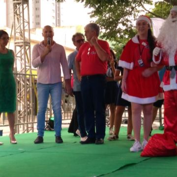 Papai Noel recebe chave da cidade