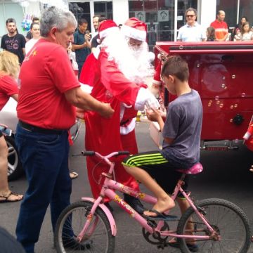 Papai Noel recebe chave da cidade