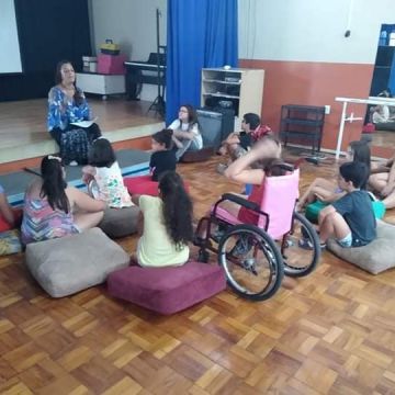 Crianças criam ilustrações de livro