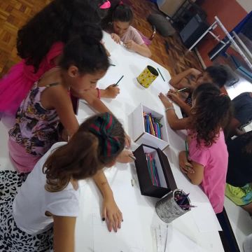 Crianças criam ilustrações de livro