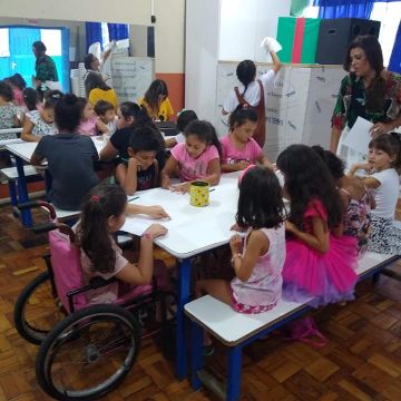 Crianças criam ilustrações de livro