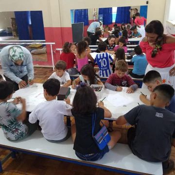 Crianças criam ilustrações de livro