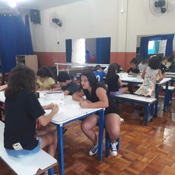 Crianças criam ilustrações de livro