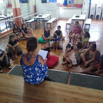 Crianças criam ilustrações de livro