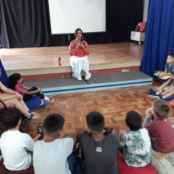 Crianças criam ilustrações de livro