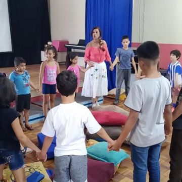 Crianças criam ilustrações de livro