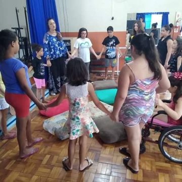 Crianças criam ilustrações de livro