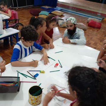 Crianças criam ilustrações de livro