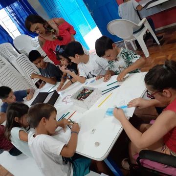 Crianças criam ilustrações de livro