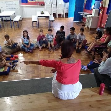 Crianças criam ilustrações de livro