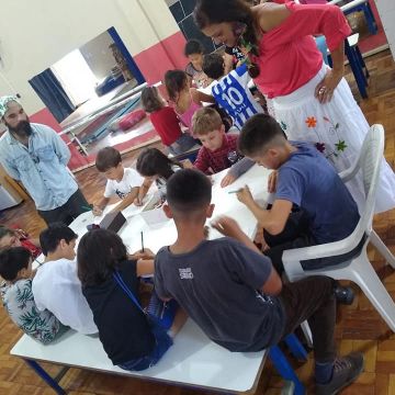 Crianças criam ilustrações de livro