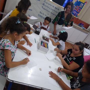 Crianças criam ilustrações de livro