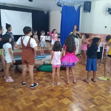 Crianças criam ilustrações de livro