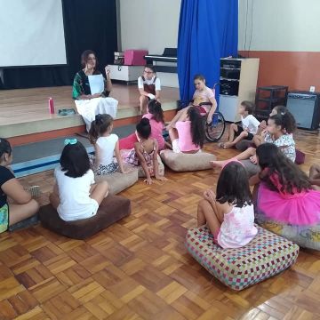 Crianças criam ilustrações de livro