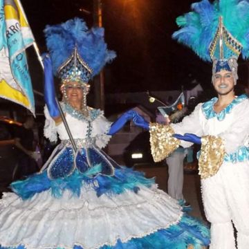 Desfile da Escola Unidos do Arroio e blocos reúne multidão 