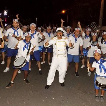 Desfile da Escola Unidos do Arroio e blocos reúne multidão 