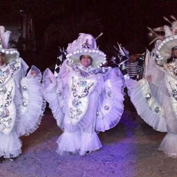 Desfile da Escola Unidos do Arroio e blocos reúne multidão 