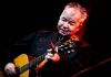 John Prine, lenda da música folk, morre aos 73 anos de covid-19