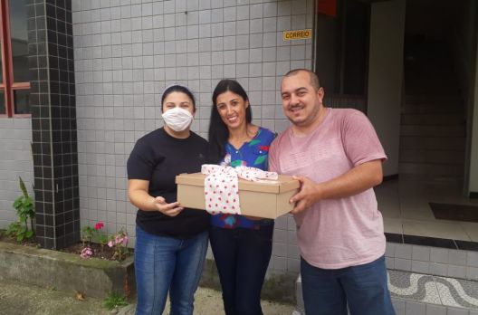 Ganhadora do sorteio do Dia dos Namorados do Portal UaaaU recebe seus presentes