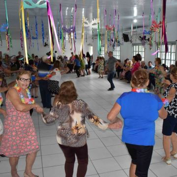 Terceira Idade se diverte em carnaval 