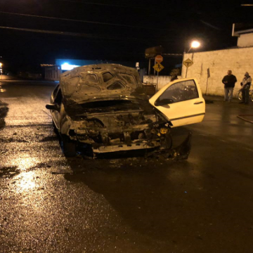 Veículo destruído pelo fogo em Turvo