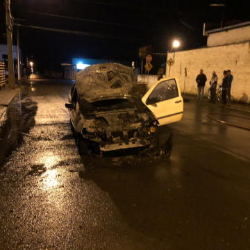 Veículo destruído pelo fogo em Turvo