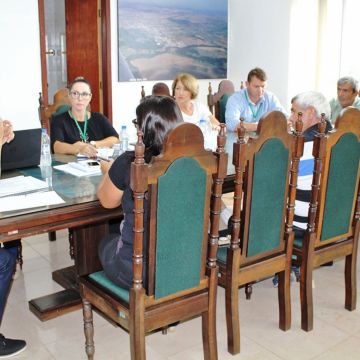 Servidores administrando a folha 