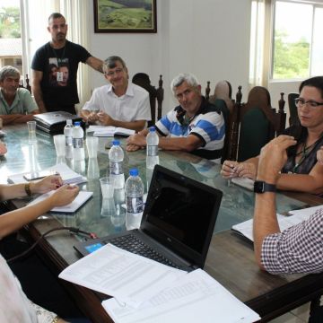 Servidores administrando a folha 