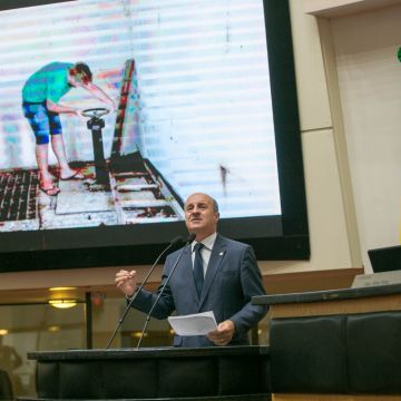 Servidores administrando a folha 