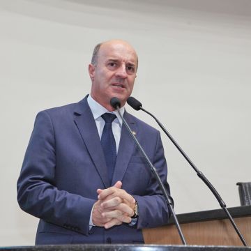 Servidores administrando a folha 