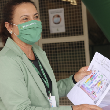 Em  sistema drive thru, estudantes do Colégio Unesc recebem apostilas e materiais para dar continuidade aos estudos