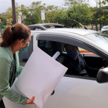 Em  sistema drive thru, estudantes do Colégio Unesc recebem apostilas e materiais para dar continuidade aos estudos