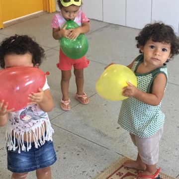 Pequenos curtem carnaval na escola