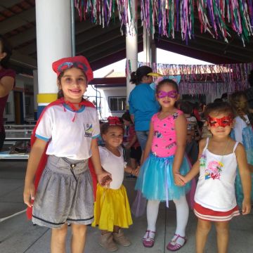 Pequenos curtem carnaval na escola