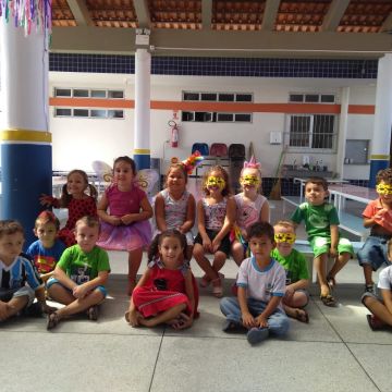 Pequenos curtem carnaval na escola