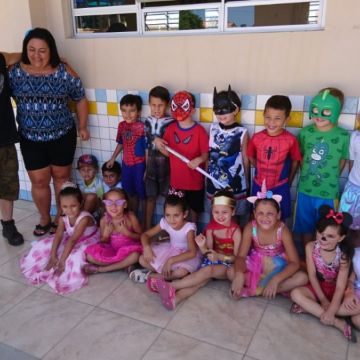Pequenos curtem carnaval na escola