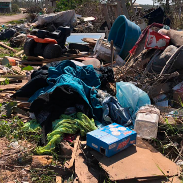 Moradora da Cohab, em Balneário Gaivota, reclama da situação de abandono da comunidade