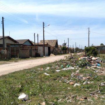 Moradora da Cohab, em Balneário Gaivota, reclama da situação de abandono da comunidade