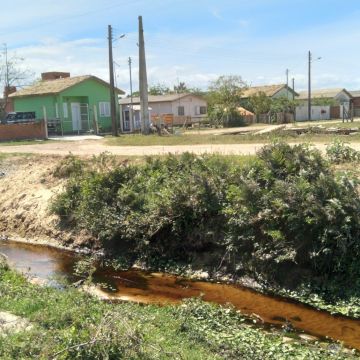 Moradora da Cohab, em Balneário Gaivota, reclama da situação de abandono da comunidade