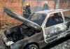 Carro é destruído pelas chamas em Criciúma