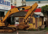 Imóvel abandonado com risco iminente é demolido na Avenida Centenário