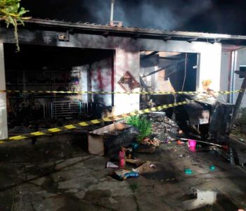  Incêndio em São João do Sul: casa pega fogo na noite de ontem, dia 19
